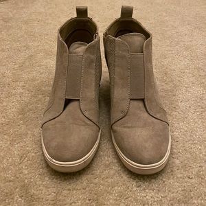 Women’s shoes. Worn a few times. Excellent condition.